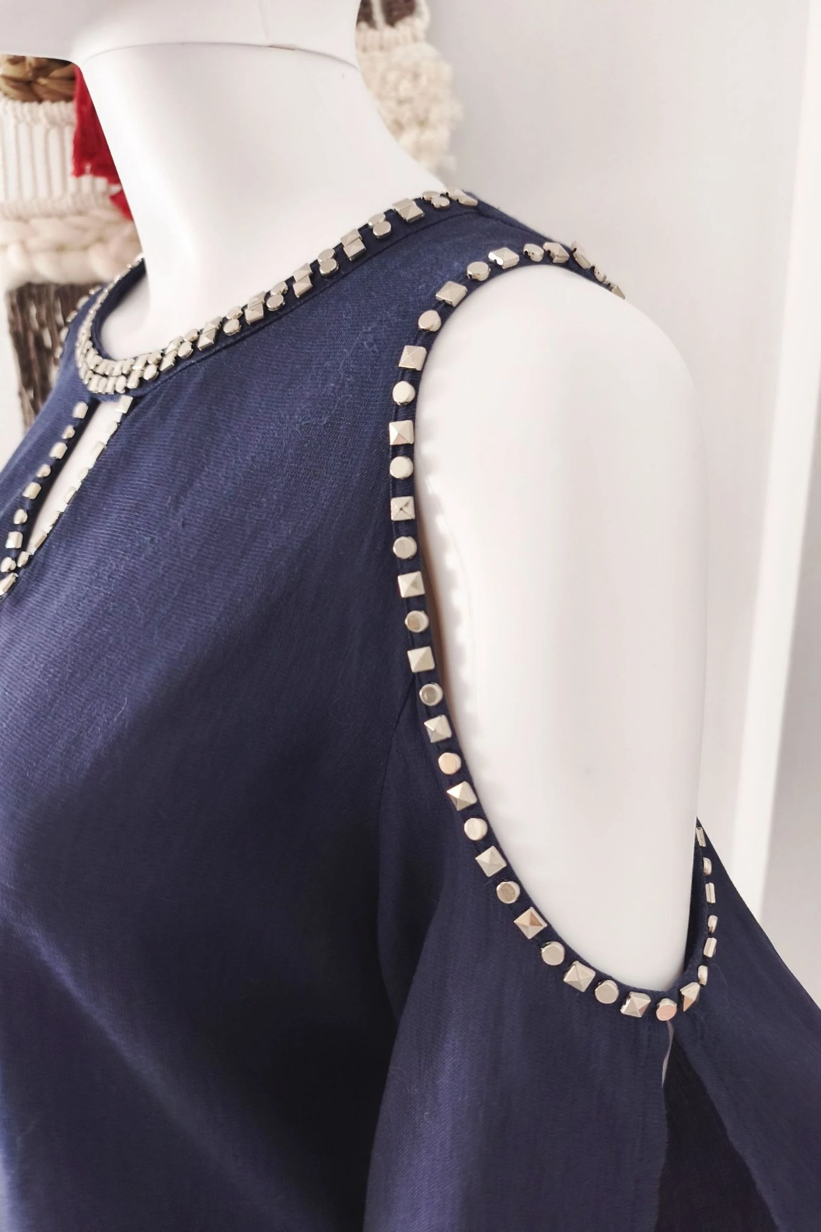 Vloeibare blouse met studs en schouderuitsnijding van Amy Lou – photo 4